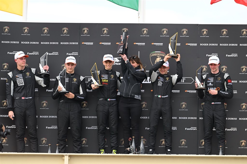 Silas Rytter (t.v.) og Anthony Pretorius sikrede deres første topplacering i debutløbet i Frankrig.
(Foto: Leipert Motorsport)